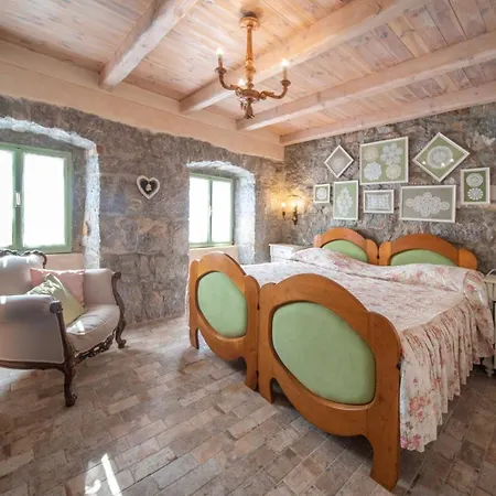 Mira With Pool Vilă