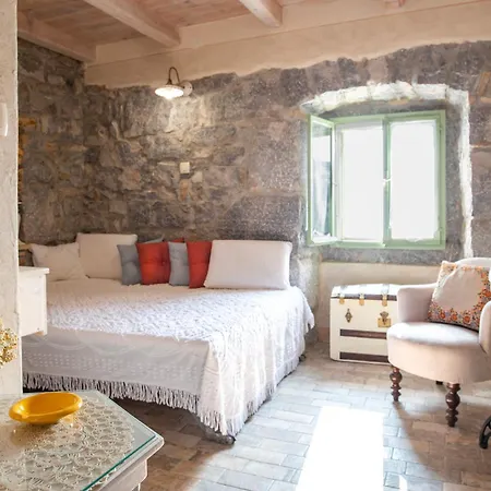 Mira With Pool Vilă