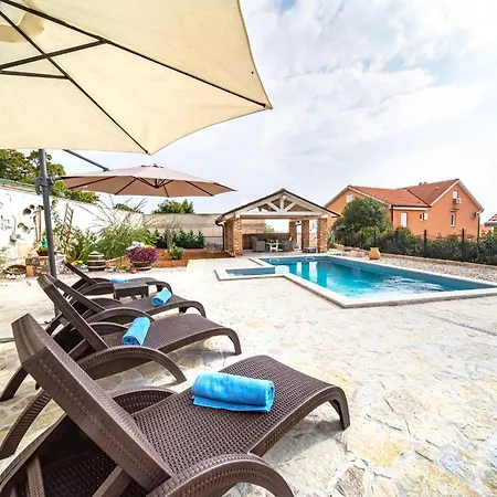 Mira With Pool Vilă *