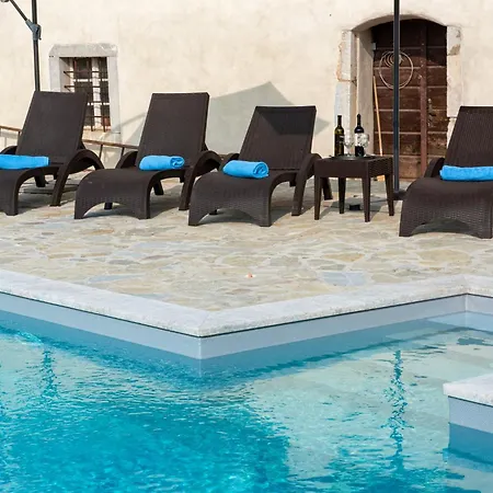 Mira With Pool Vilă *